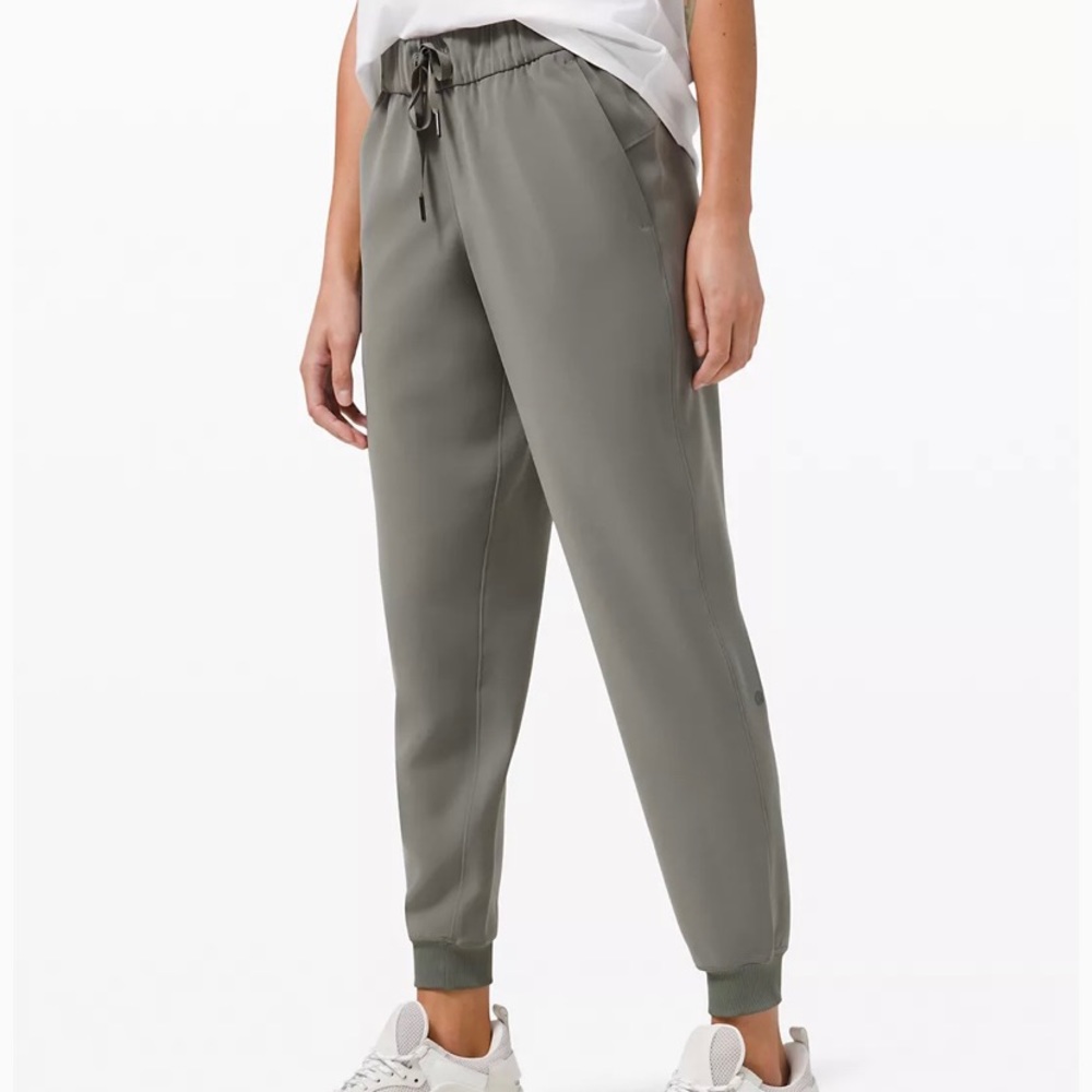 Lululemon on the fly jogger woven, size 6, NWT